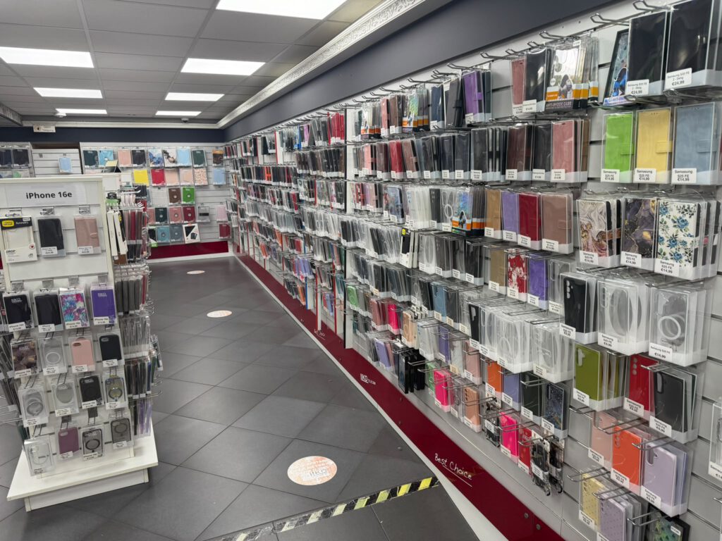 Wand met hoesjes en screenprotectors