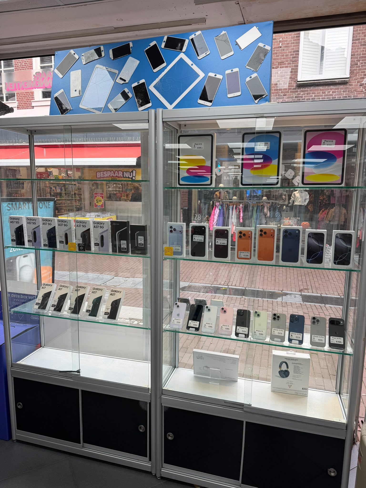 Vitrine met telefoons bij Ilko Telecom