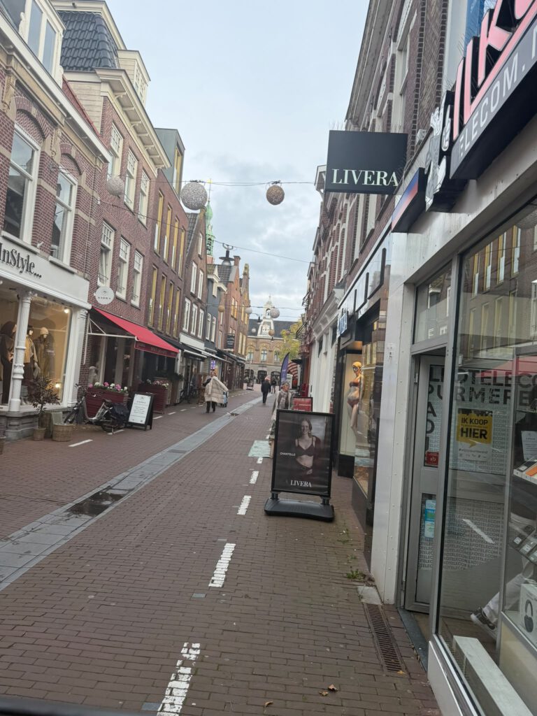 De Padjedijk in Purmerend, de straat voor de winkel